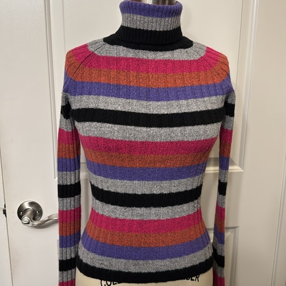 Turtle neck top multi color striped design size medium - Picture 3 of 7